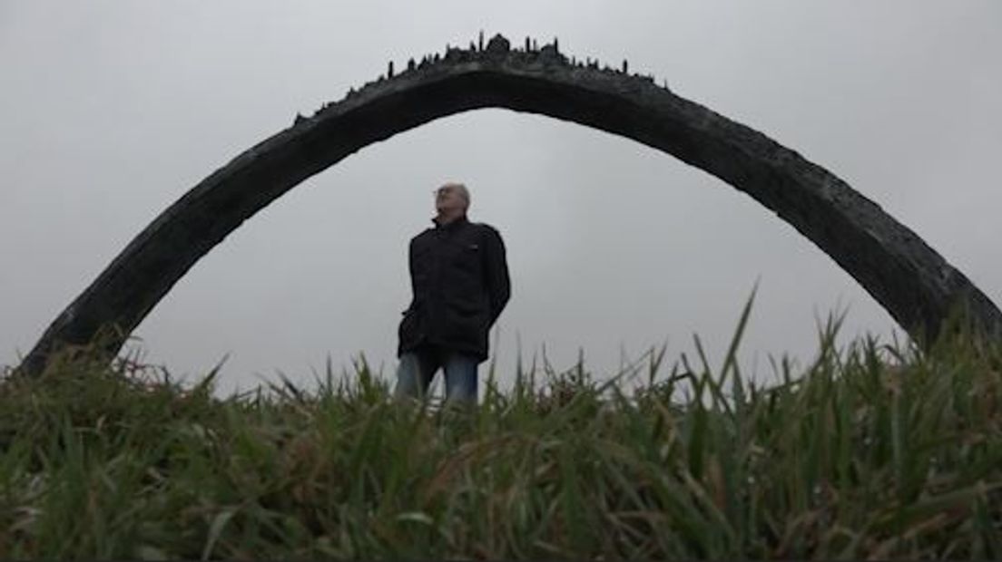Op de dijk aan de Waal bij Tiel is hij al van veraf te zien. De monumentale bronzen boog van kunstenaar Cor Litjens.