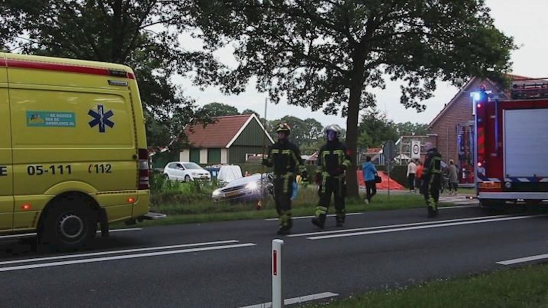 Eén van de twee auto's belandde in de berm