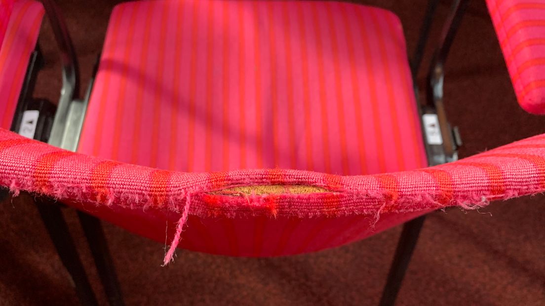 De oude stoelen van theater De Verwachting zijn op