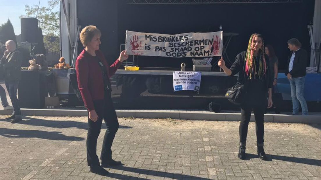 Protest in Emmen bij de Jehovah's Getuigen (Rechten: RTV Drenthe/Janet Oortwijn)