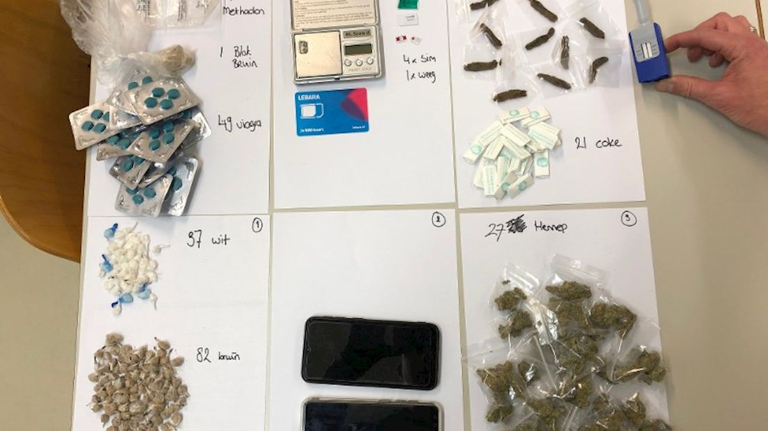 Dit vond de politie in de 'rijdende drugswinkel'