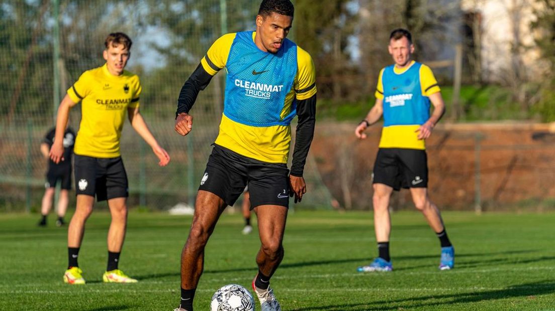 Doekhi op de training in de Portugese zon