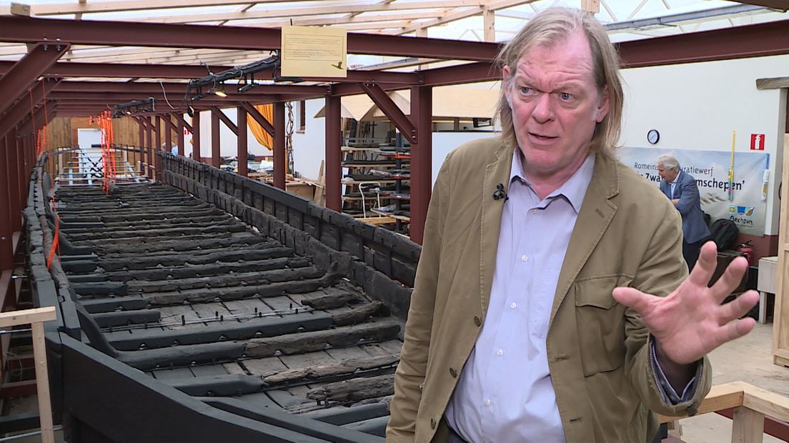 Archeoloog en projectleider Tom Hazenberg bij het schip Zwammerdam II