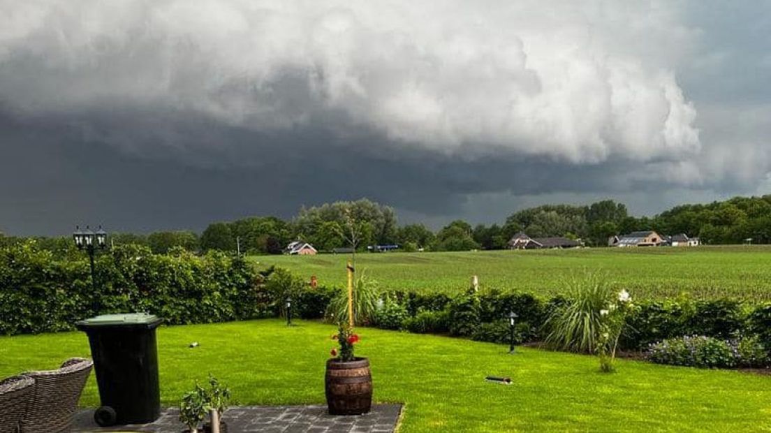 Een dreigend, maar bijzonder uitzicht vanuit de tuin in Velswijk.