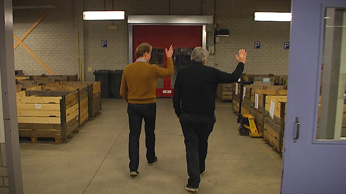 Maarten krijgt een rondleiding.