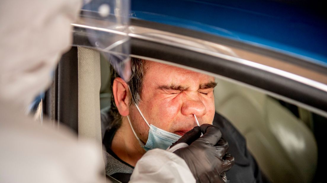 Een coronatest wordt afgenomen