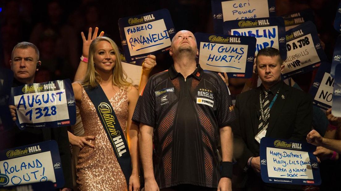 De opkomst van Raymond van Barneveld, links walk on-girl Ashley Zaat.