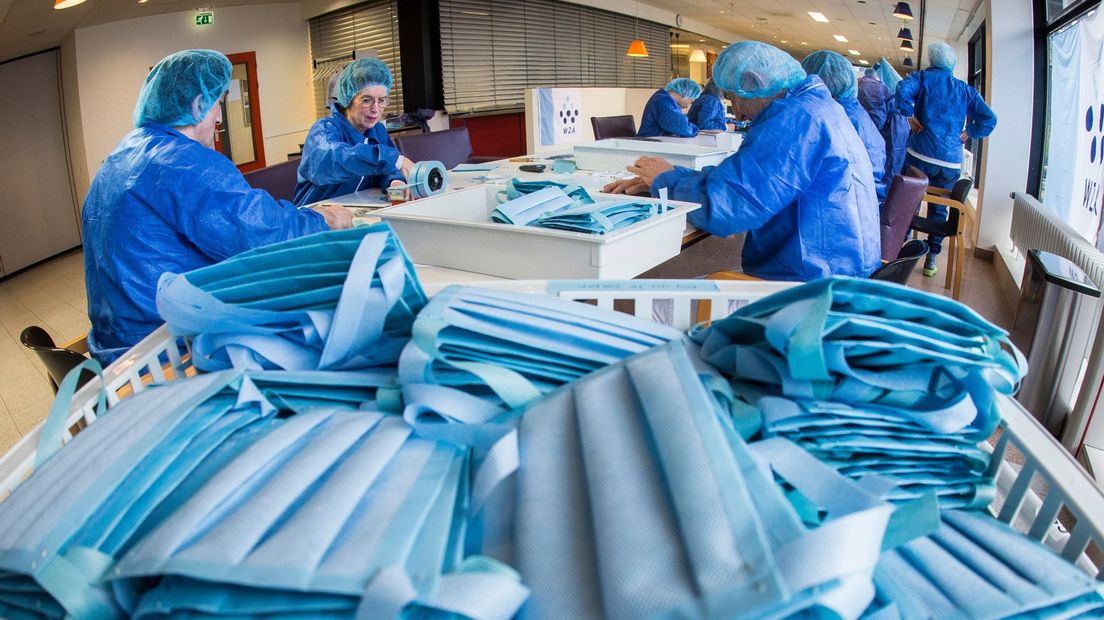 Ook in ziekenhuizen worden extra mondkapjes gemaakt, zoals hier in Assen