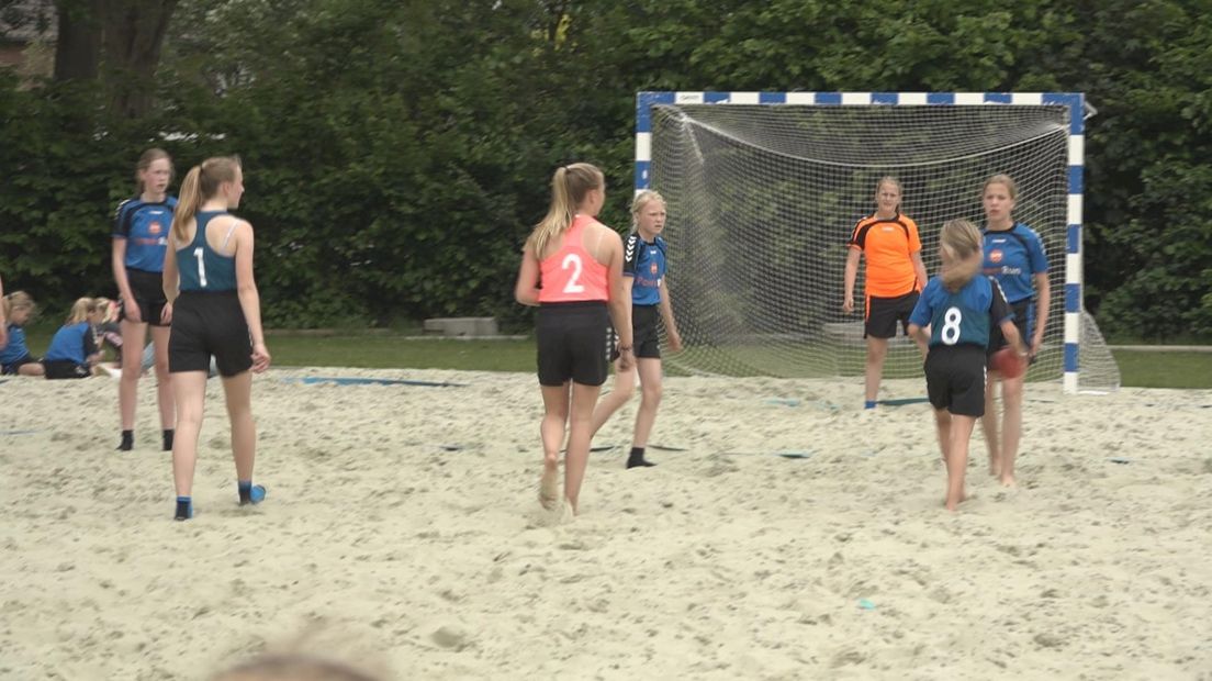 Beach Handball sterk in opkomst in Overijssel