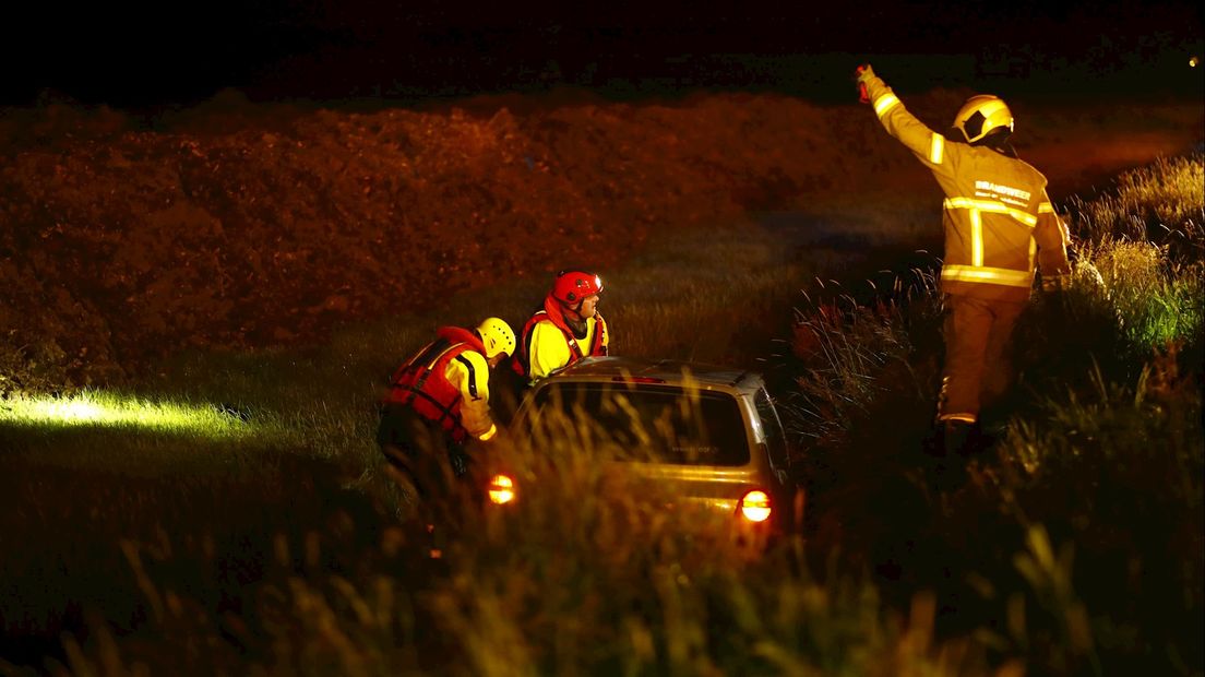 Auto rijdt op bedrijfsbus met aanhanger, één gewonde
