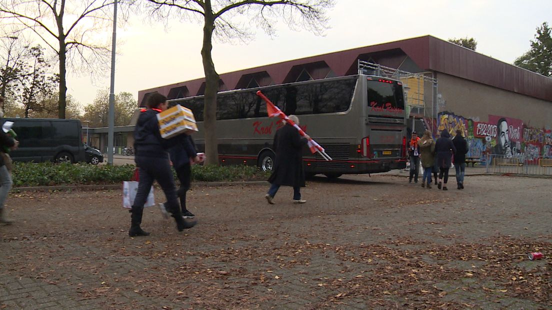 Voor het eerst dit seizoen ging een bus vol voetbalsupporters uit Tiel mee voor een uitwedstrijd van TEC. Bestemming: de blauwen van Spakenburg.