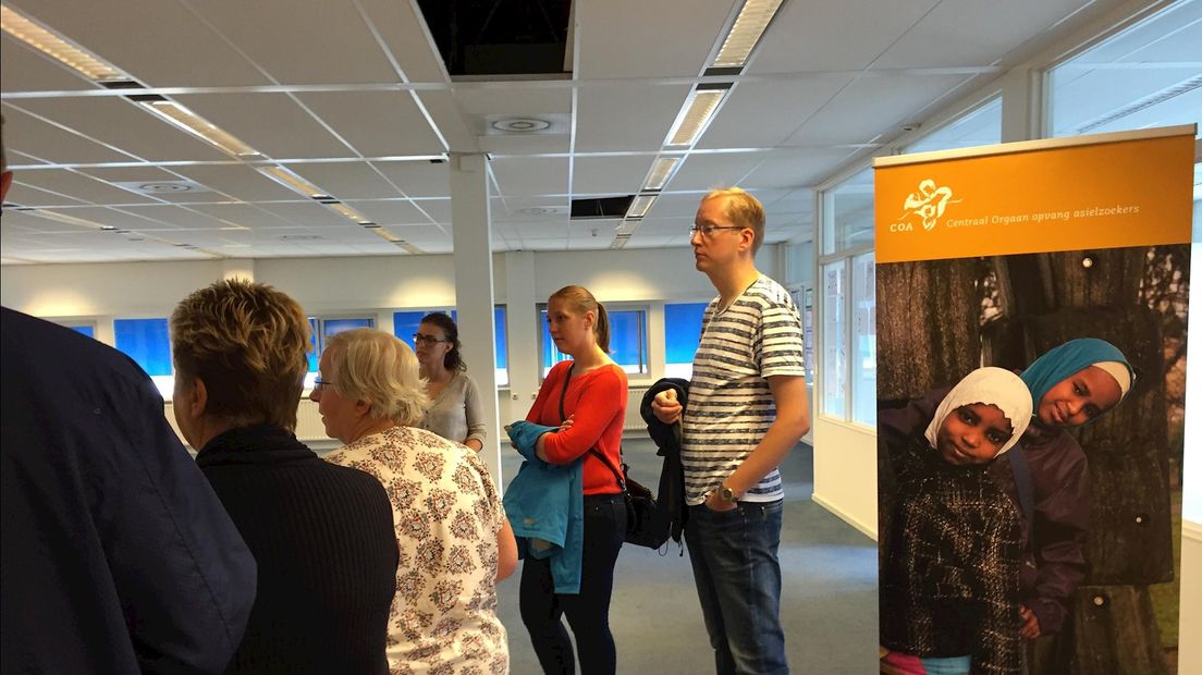 Enschedeers nemen kijkje in tijdelijk opvangcentrum vluchtelingen in Wegenerpand