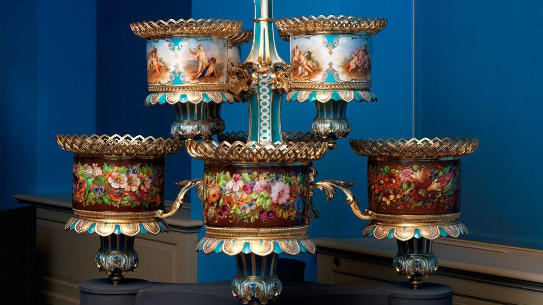 De porseleinen bloemenhouders horen bij het interieur van raadhuis De Paauw