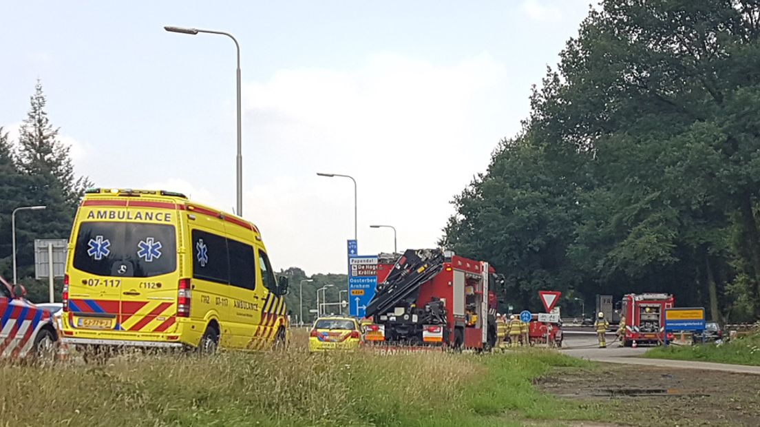 Op- en afrit van de A12 bij Oosterbeek is zaterdagmiddag enige tijd in beide richtingen afgesloten geweest. Er was lekkage ontstaan in een groot vat waterstofperoxide in een Deense vrachtwagen.