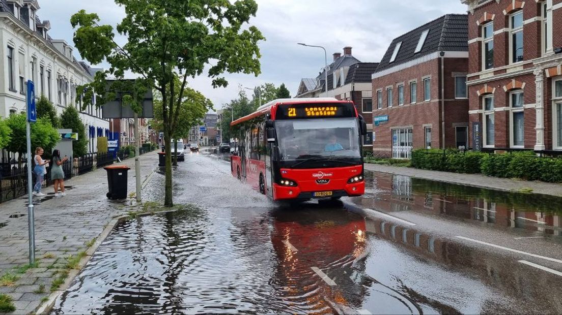 De Wierdensestraat kwam onder water te staan.