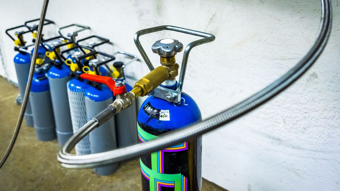 Een fles medisch lachgas, bestemd voor recreatief gebruik