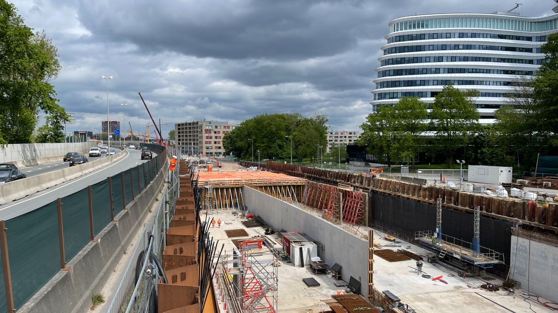 De rijstroken worden door een muur gescheiden, in de verte wordt het dak gebouwd