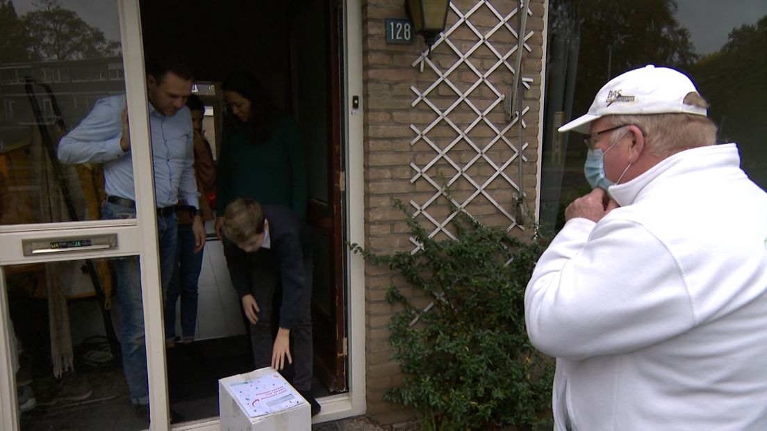 “Rij maar naar deze plek”, zo luidt de instructie van cameraman Stefan op de mail met bijbehorend GPS-coördinaat. Het weer is grauw, donker en grijs, perfect voor mijn doel: weinig licht èn juist hele verzadigde herfstkleuren!