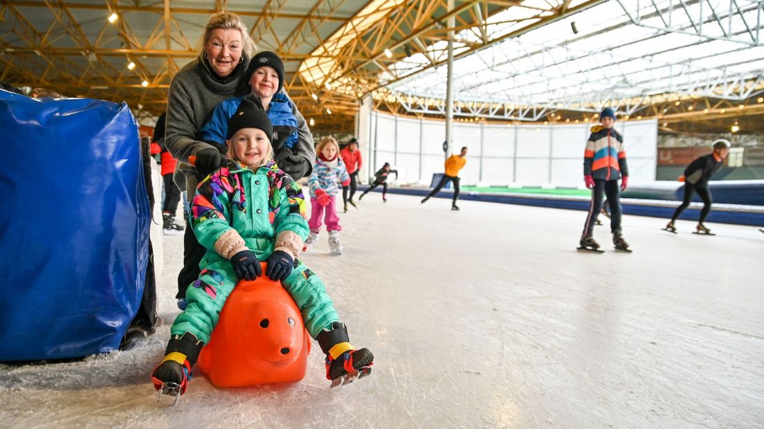 Bezoekers van schaatsbaan De Uithof in Den Haag