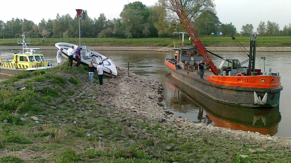 Speedboot op IJssel vliegt op krib - Omroep Gelderland