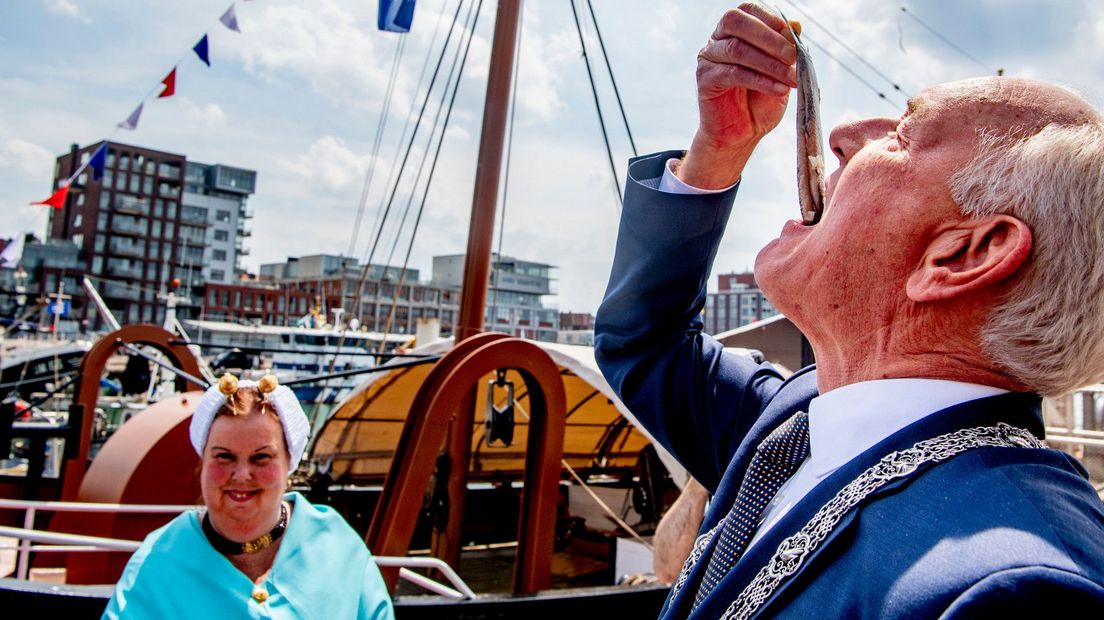 Remkes proeft van het eerste vaatje Burgemeestersharing