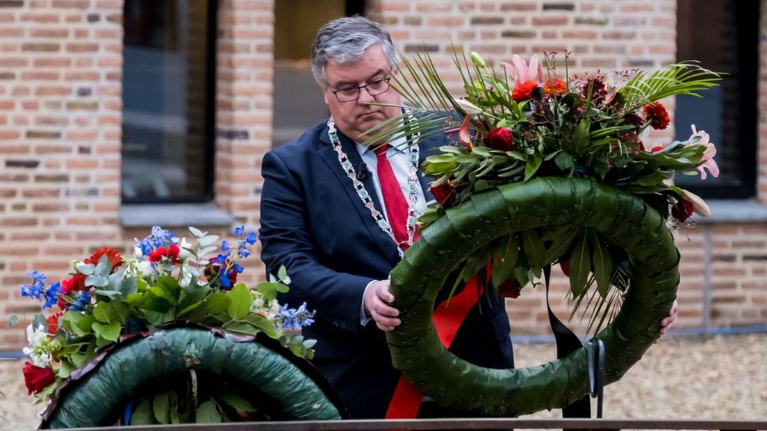 Burgemeester Bruls legde in 2021 ook een krans bij het monument De Schommel