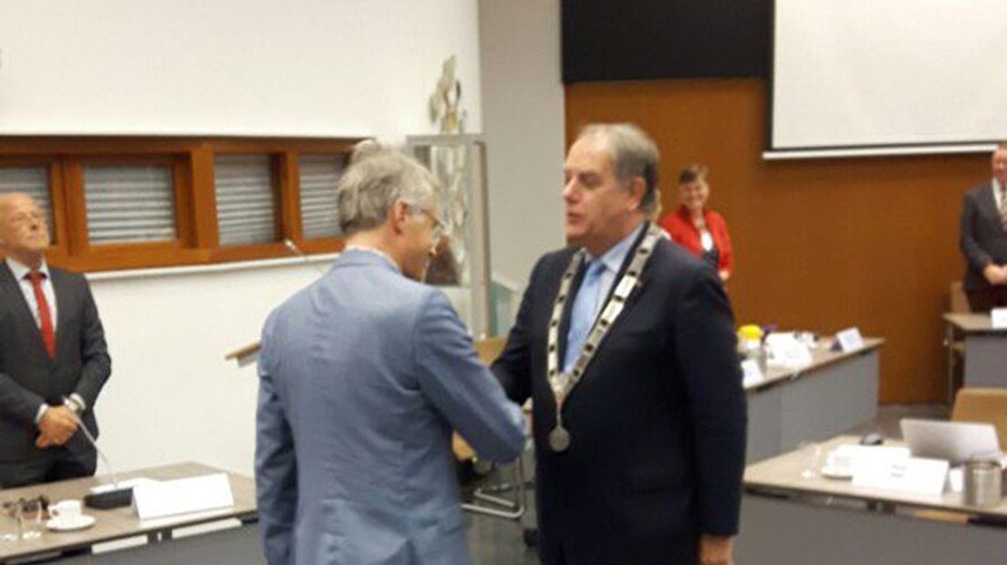Waarnemend burgemeester Verkerk van De Bilt krijgt de burgemeesterketting.