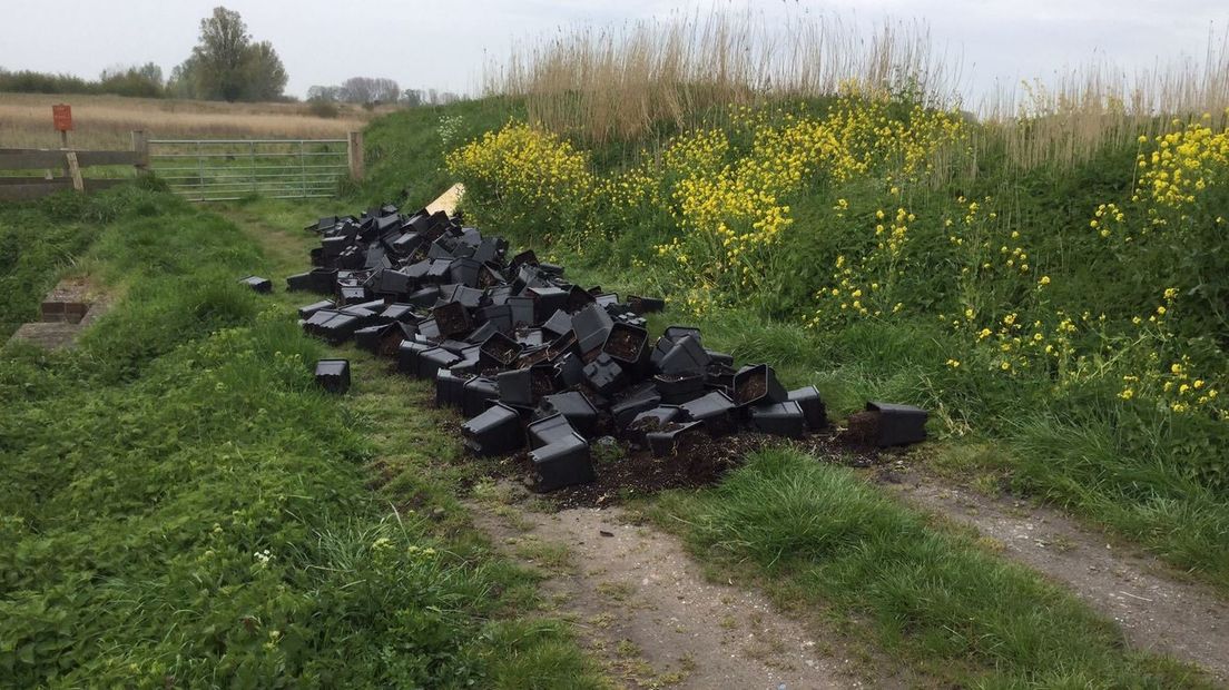 Drugsafval, potten die zijn overgebleven na het telen van wietplanten.
