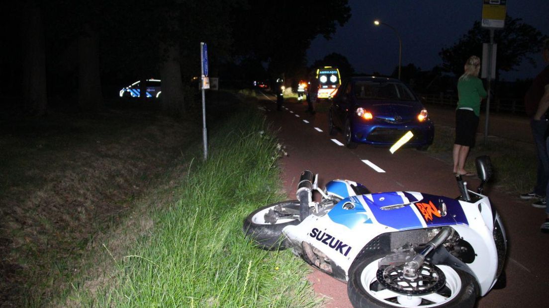 De motorrijder is met onbekende verwondingen per ambulance afgevoerd (Rechten: Van Oost Media)
