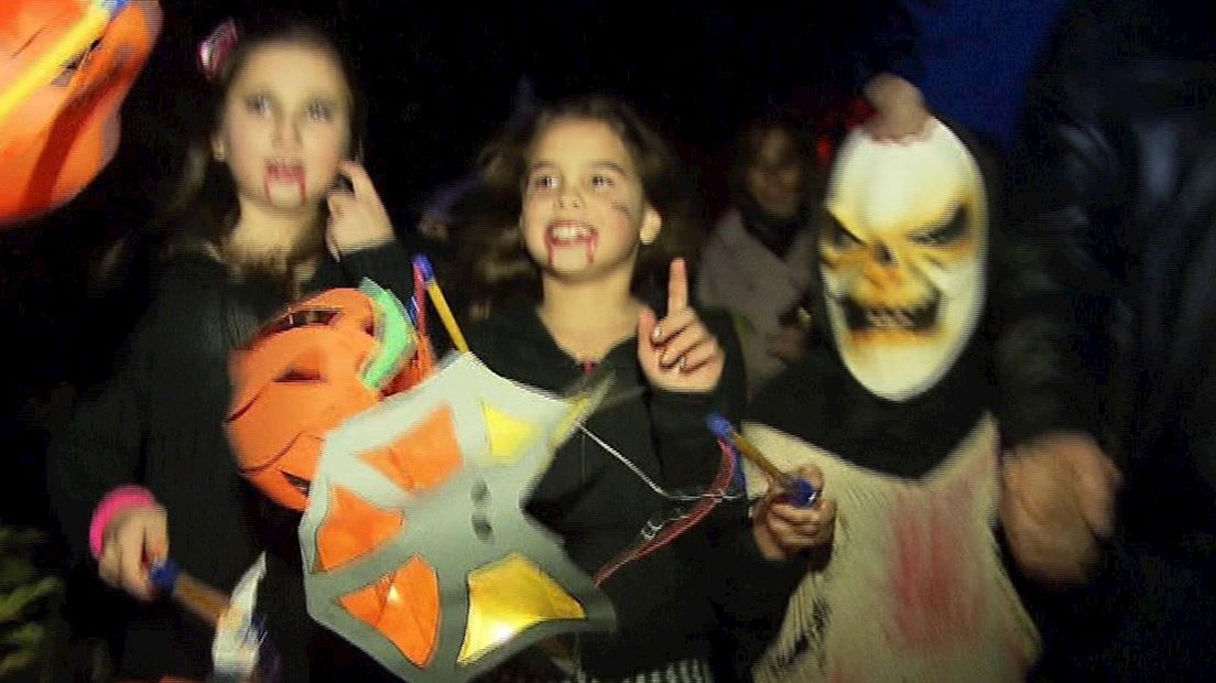 Honderd kinderen lopen halloweenoptocht in Delden