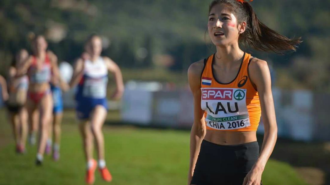 De 17-jarge Jasmijn Lau uit Velp is bij het EK Veldlopen in het Italiaanse Chia vijfde geworden.