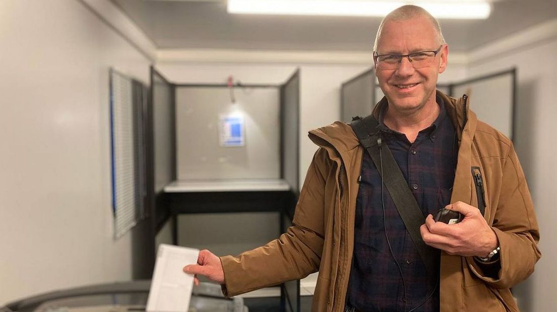 Een man brengt zijn stem uit op het station in Harderwijk