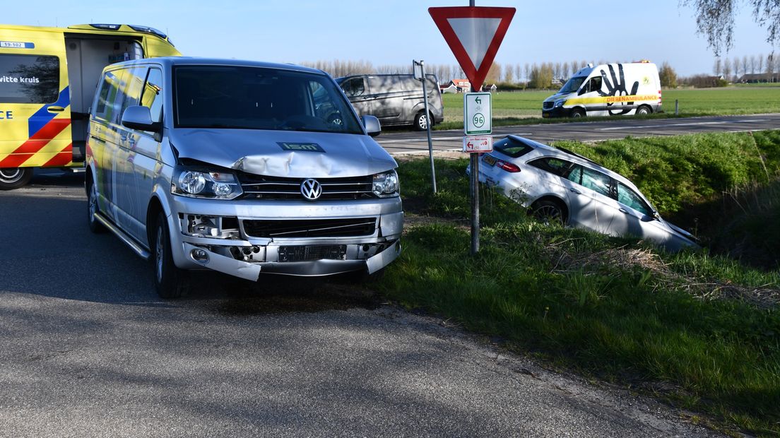 Auto belandt in sloot bij ongeluk in Nisse