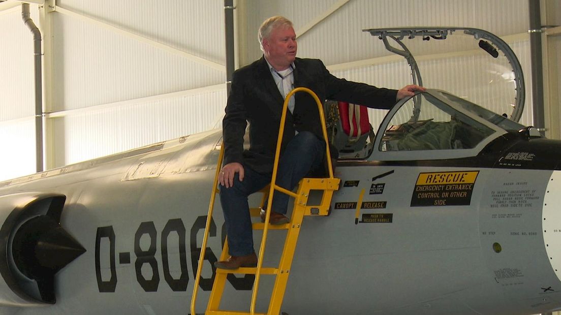 Peter van de Noort bij de F-104 Starfighter van het Koude Oorlog Museum
