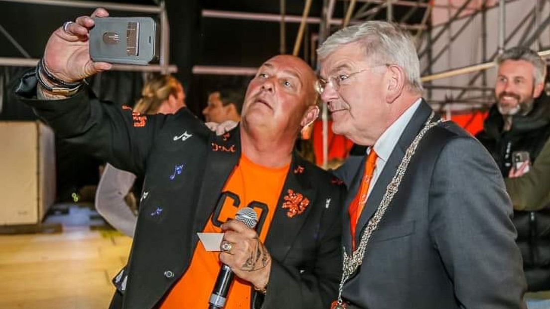 John Medley neemt een selfie met burgemeester Jan van Zanen.