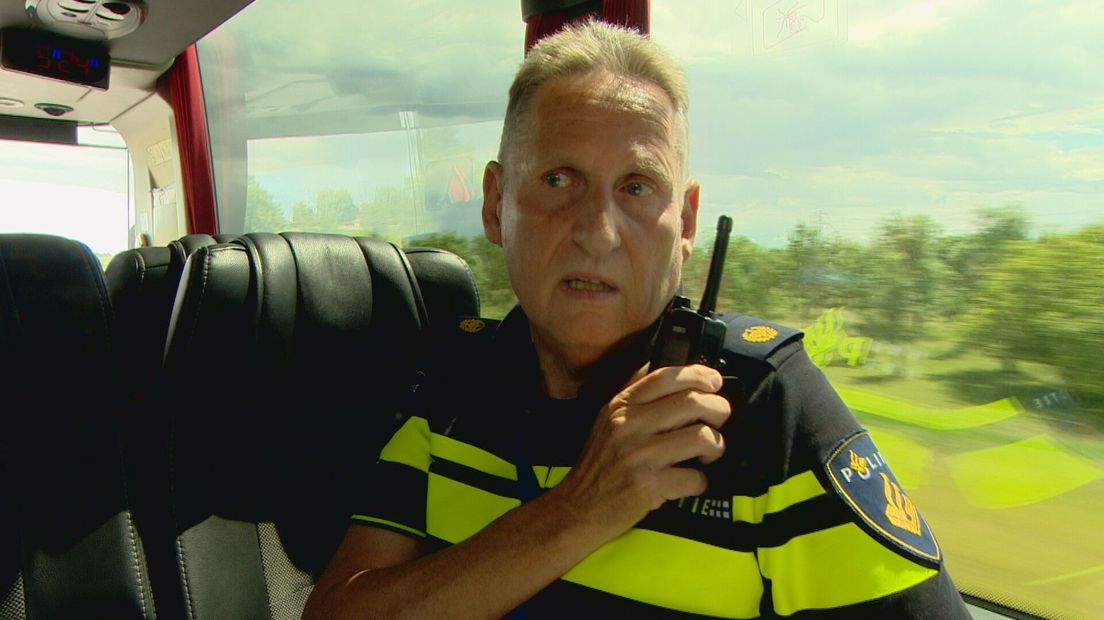 Andy Polfliet in een speciale bus van de politie
