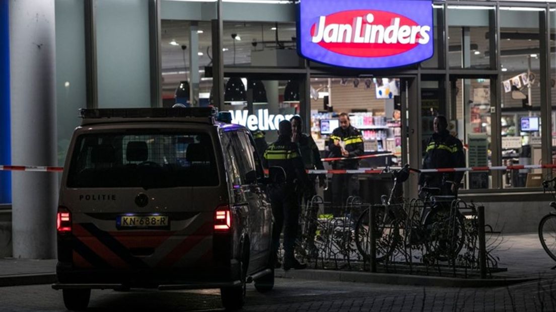 Het personeel van supermarkt Jan Linders in Lent heeft de schrik flink in de benen na de overval van zaterdagochtend. Voor de betrokken medewerkers is Slachtofferhulp ingeschakeld. Collega's zorgden ervoor dat de winkel rond het middaguur weer open ging voor het publiek.