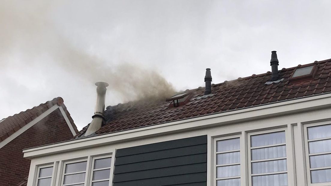 Flink wat rookontwikkeling bij schoorsteenbrand in Oldenzaal