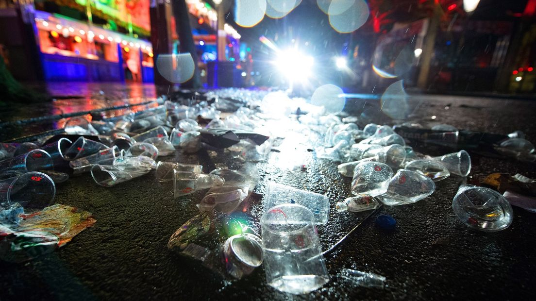 De berg plastic bekers tijdens evenementen vormt GroenLinks Leek een doorn in het oog.