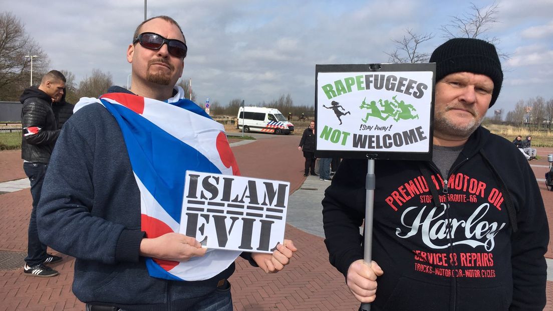 Demonstranten tegen de statushouders in Ypenburg.