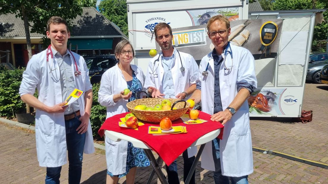 Huisartsen in Bathmen voeren actie; ze delen flyers en appels uit