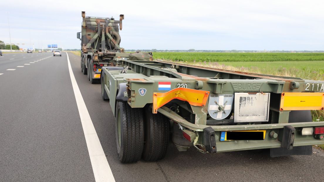De Volvo kwam klem te zitten onder deze oplegger van het leger.