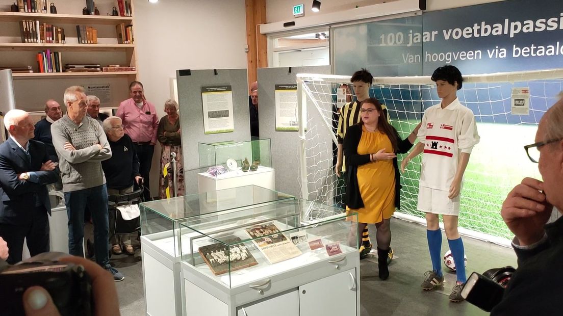 Conservator Sabine van Wijk geeft tekst en uitleg bij de tentoonstelling