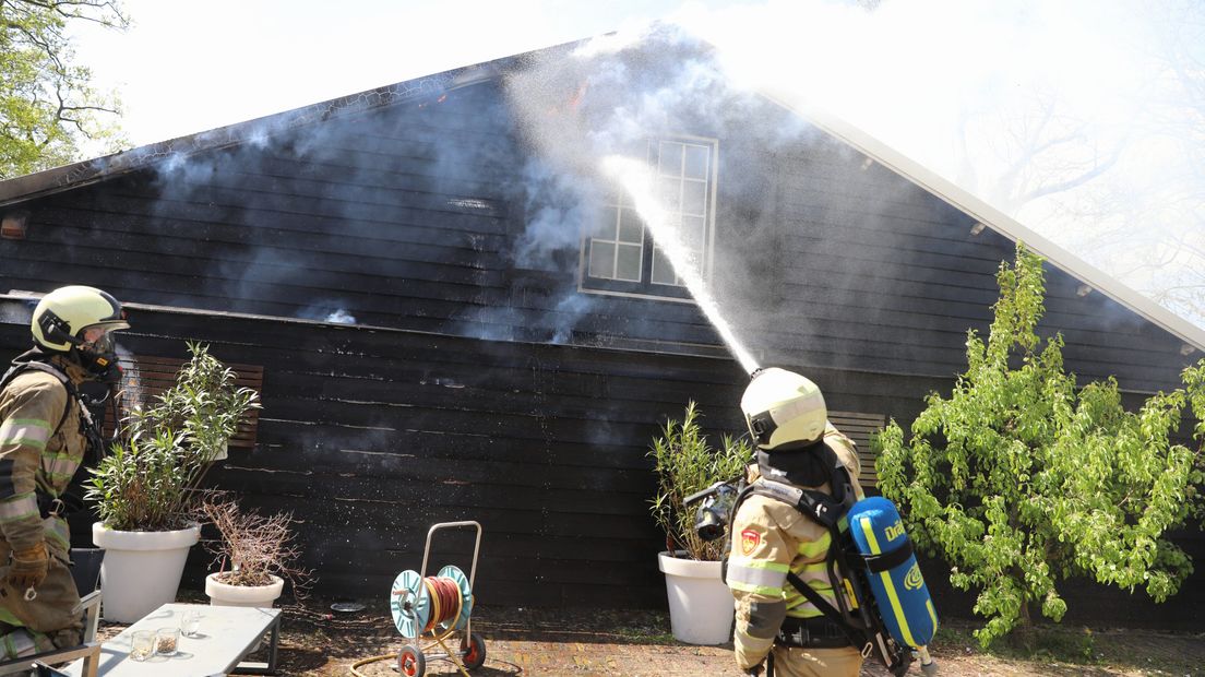 De brandweer is in Eemnes aan het blussen.