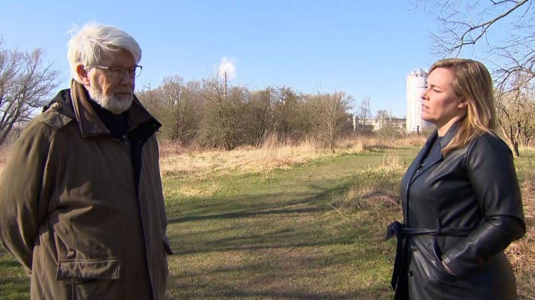 Natuurgids Folchert van Dijken in gesprek met Inge de Jager.