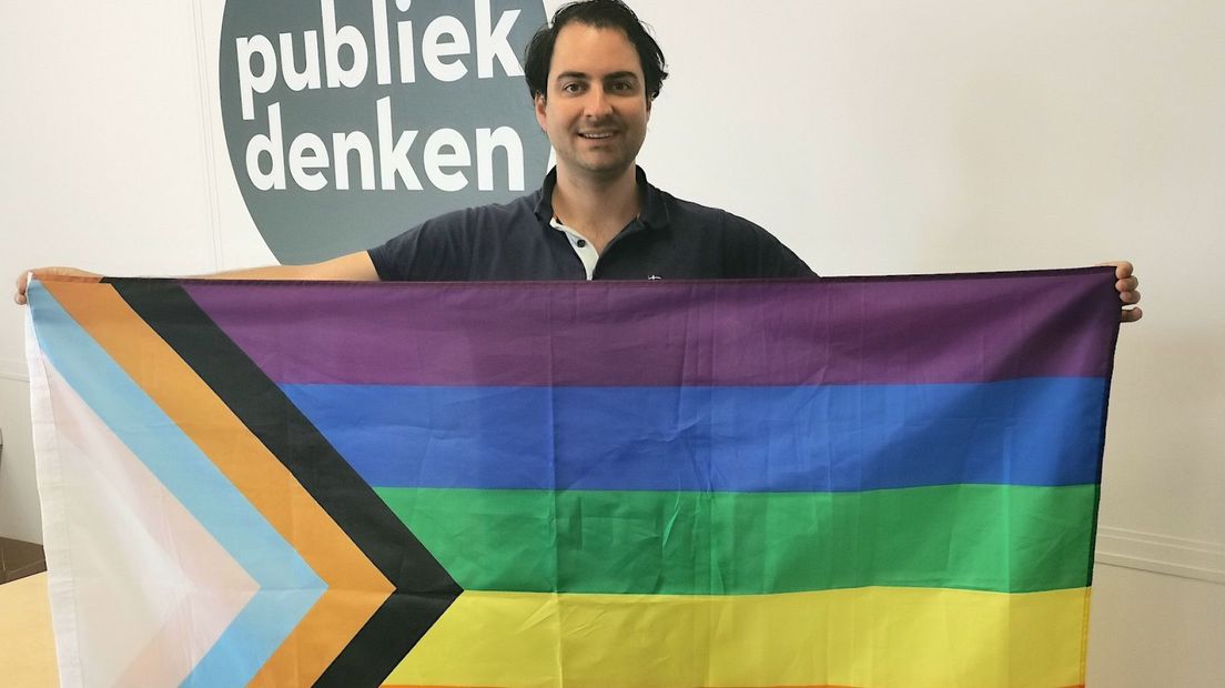 Lennart met zijn regenboogvlag