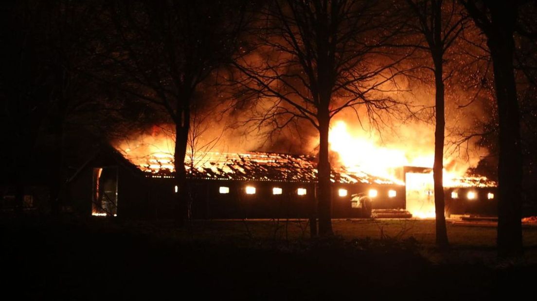 Grote brand bij manege, vlammenzee van ver te zien