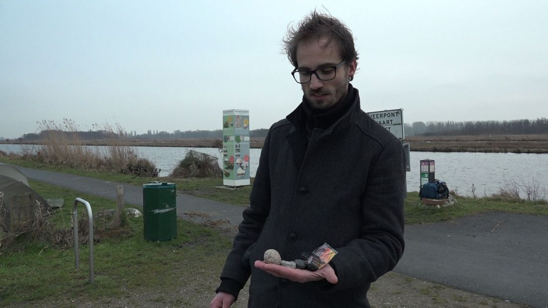 Emiel Derks met in zijn hand de alternatieven voor lood