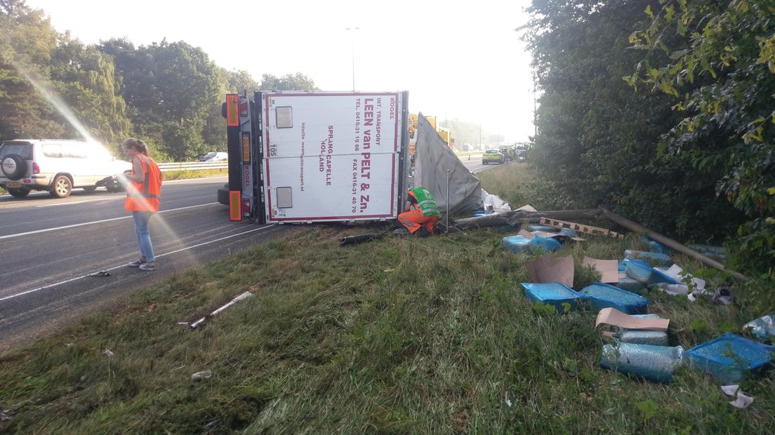 Een vrachtwagen vol pinda's kantelde vanochtend op de A50 richting Apeldoorn. Alle toeritten vanaf de A12 zijn daarom afgesloten. De chauffeur raakte lichtgewond toen zijn truck schaarde. Naar verwachting is de weg pas rond 15 uur open.