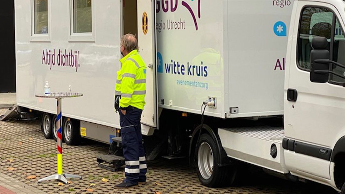 GGD Rijdt Met Prikbus Door De Wijk Om Mensen Te Vaccineren UStad
